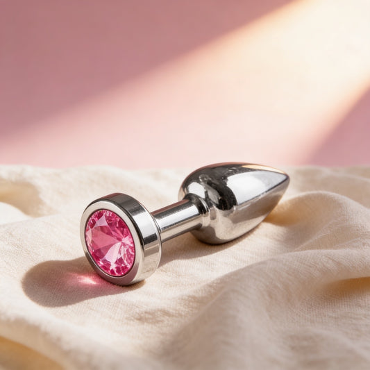 Plug bijou acier cristal rose sur du lin, fond blush