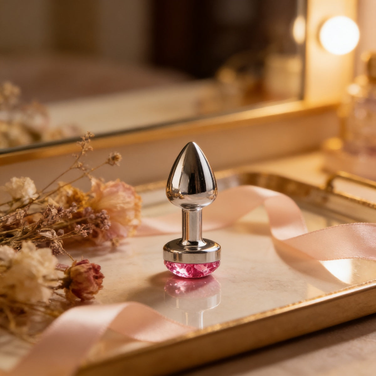 Plug bijou sur une coiffeuse, fleurs séchées