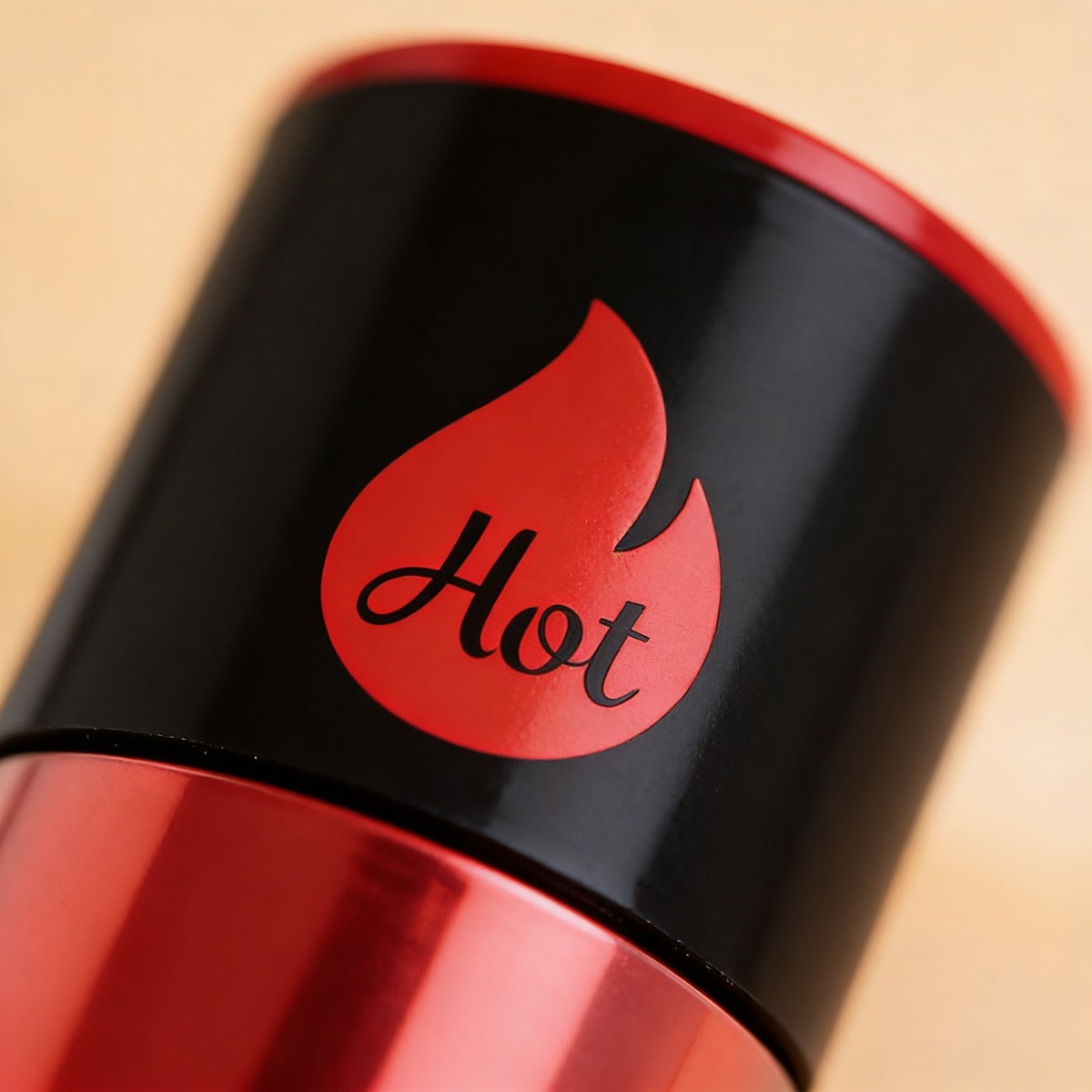 Détail du bouchon et du logo flamme