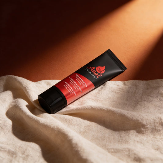 Tube lubrifiant anal chauffant sur du lin, fond ambré