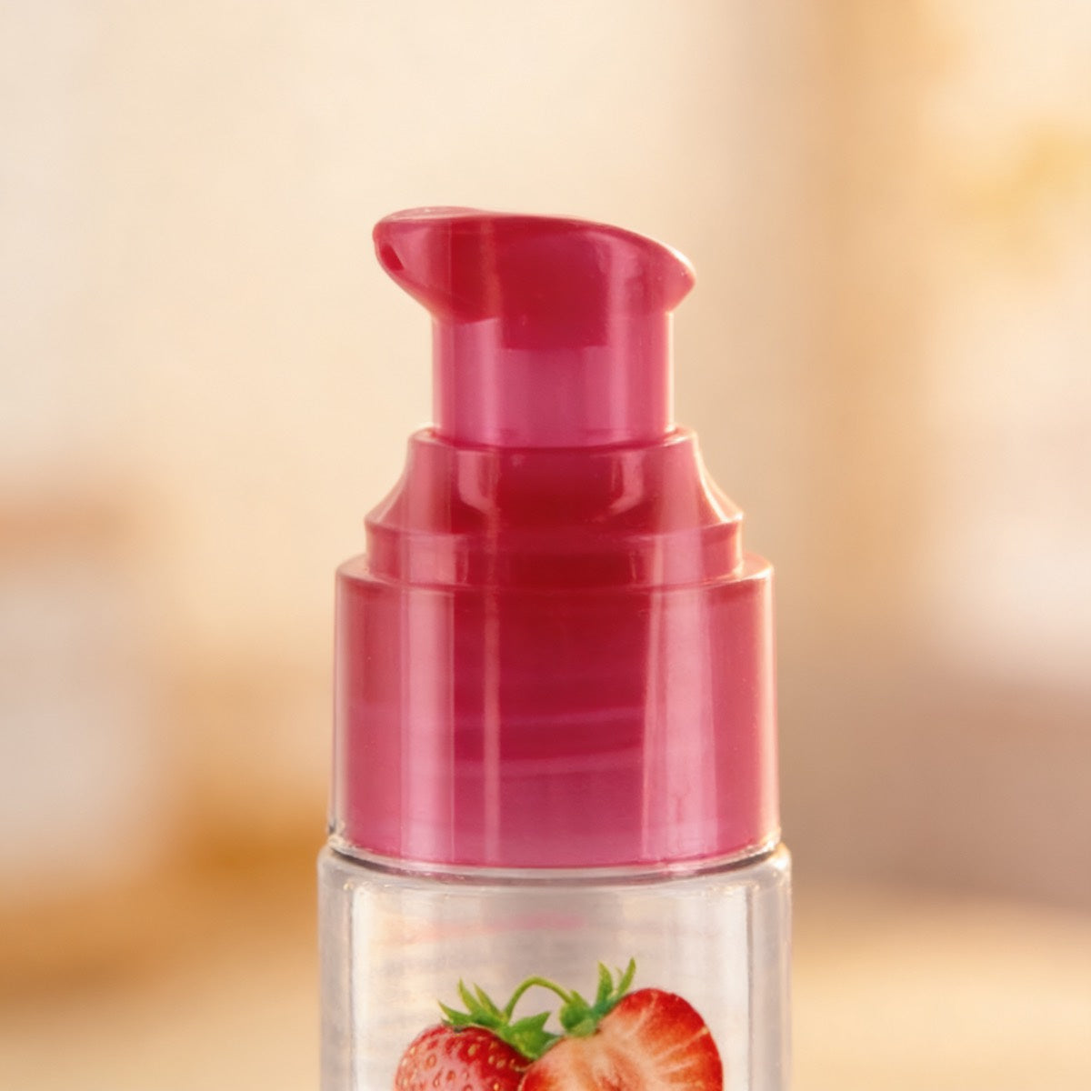 Détail du pousse-dose et du graphisme fraise