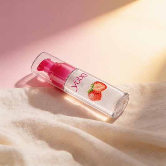 Flacon lubrifiant fraise Yoba sur du lin, fond blush