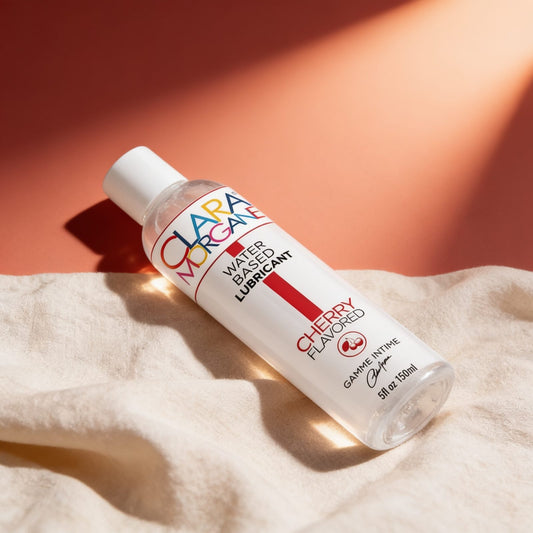 Lubrifiant CHERRY 150ml Clara Morgane — photo éditoriale sur lin drapé