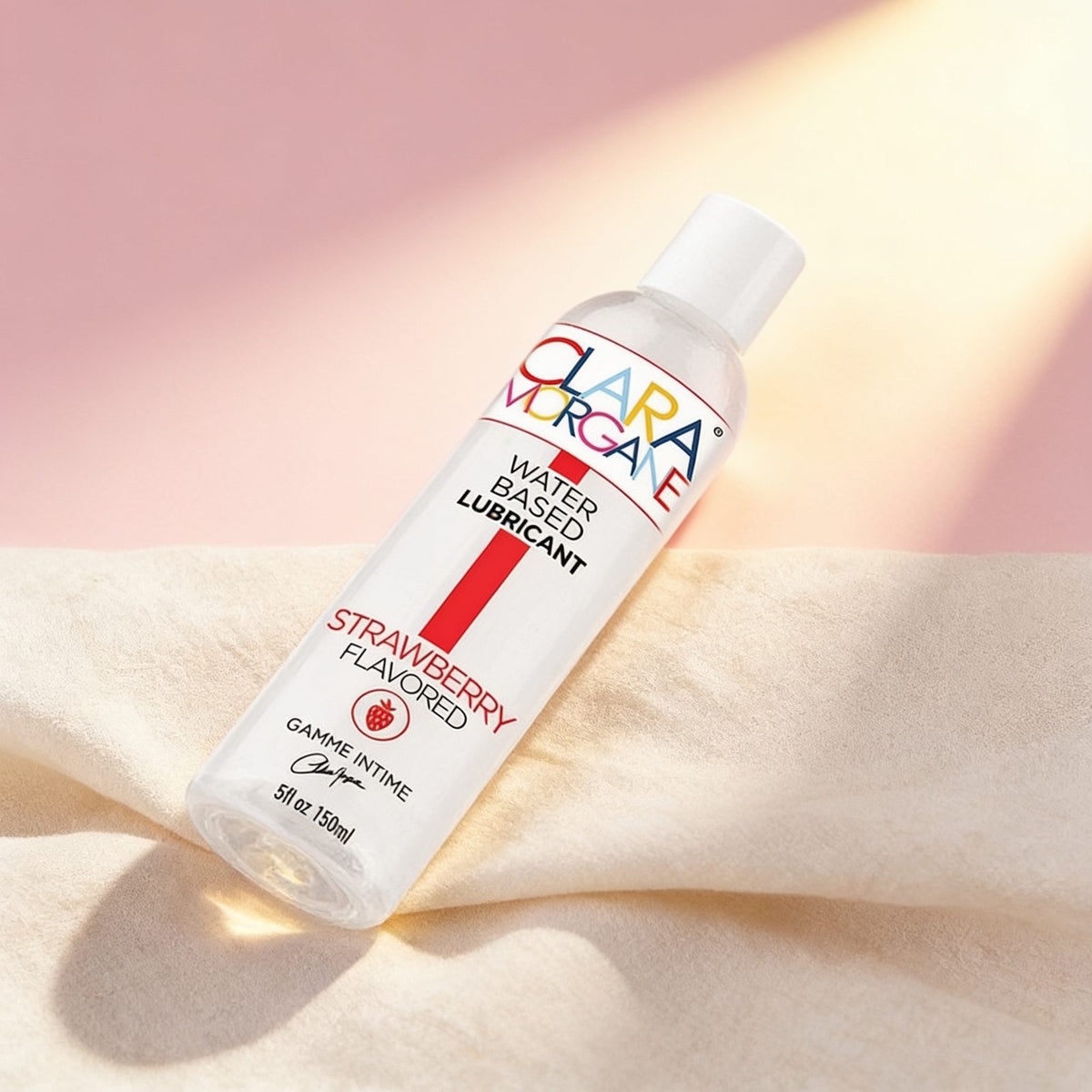 Lubrifiant STRAWBERRY 150ml Clara Morgane — photo éditoriale sur lin drapé