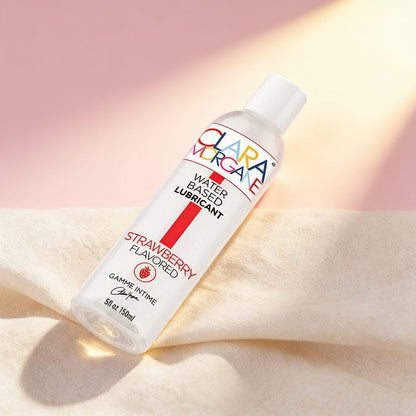Lubrifiant STRAWBERRY 150ml Clara Morgane — photo éditoriale sur lin drapé