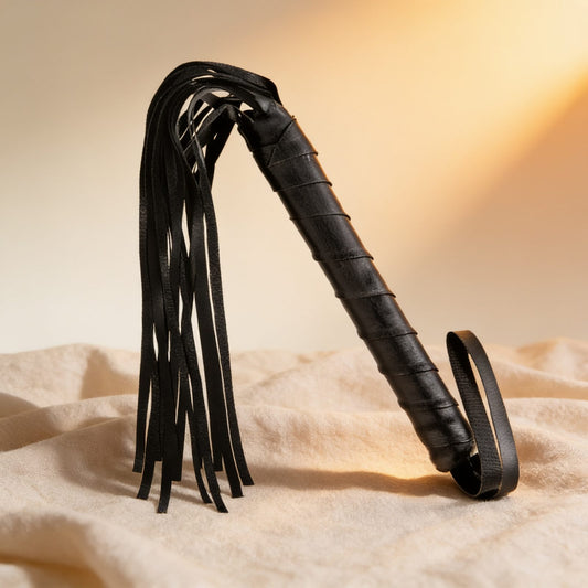 Martinet BDSM — photo éditoriale sur lin drapé