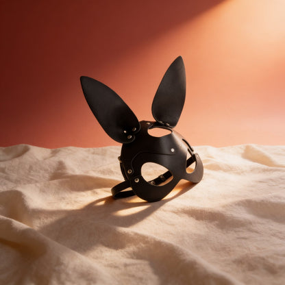 Masque Bunny ajustable aspect cuir — photo éditoriale sur lin drapé