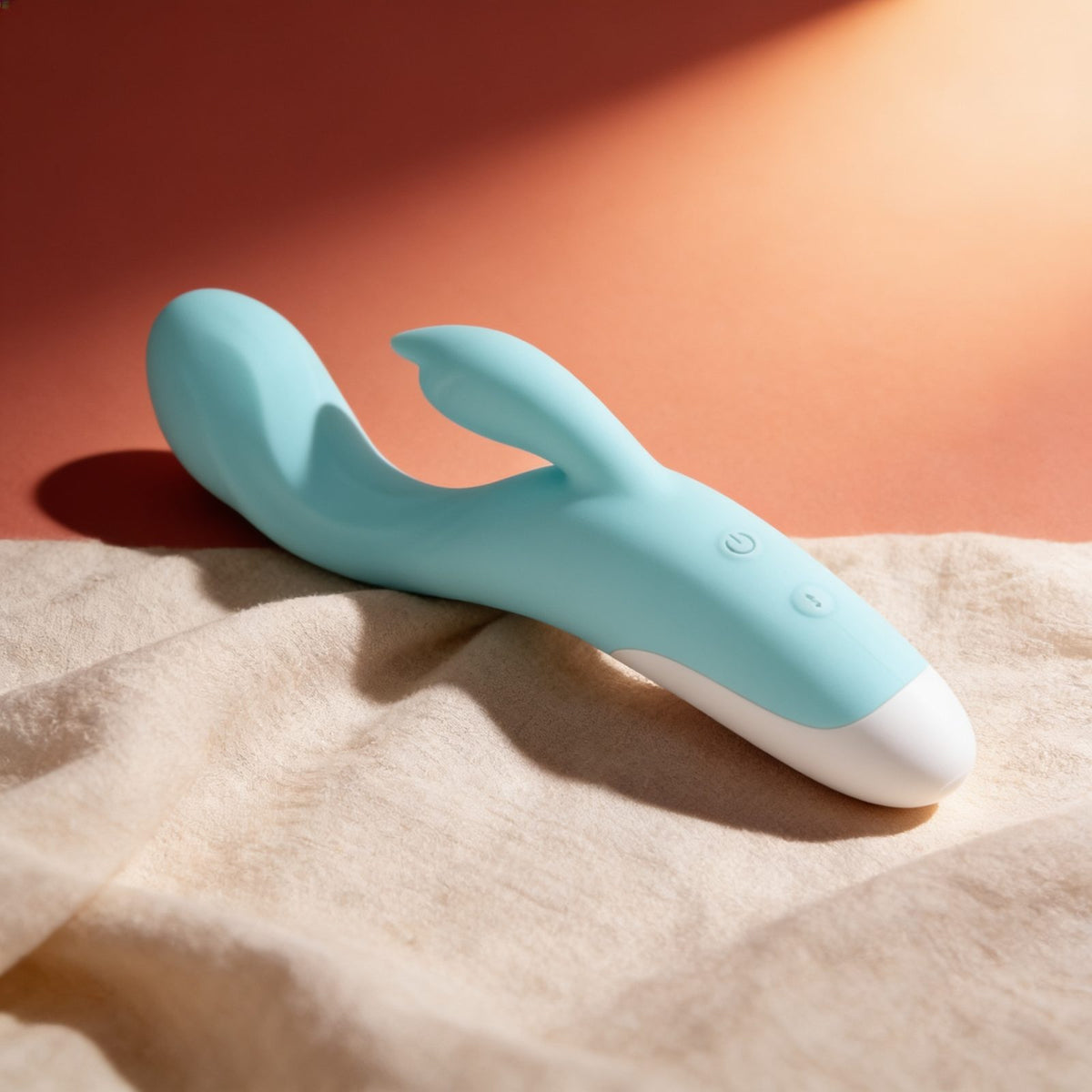 VIBRATOR BLEU TURQUOISE — photo éditoriale sur lin drapé