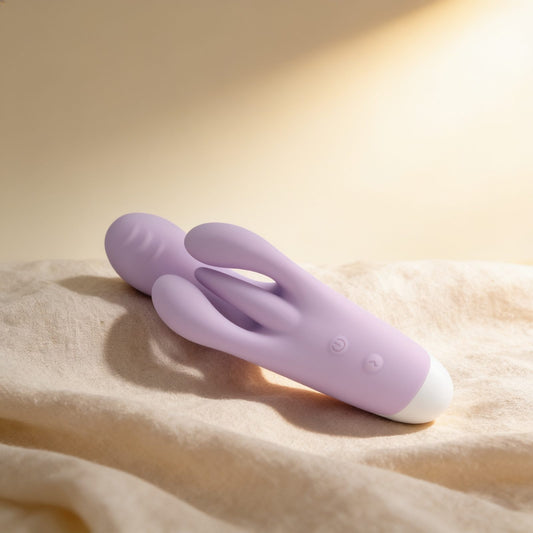 VIBRATEUR ORGASMIQUE 3 MOTEURS — photo éditoriale sur lin drapé