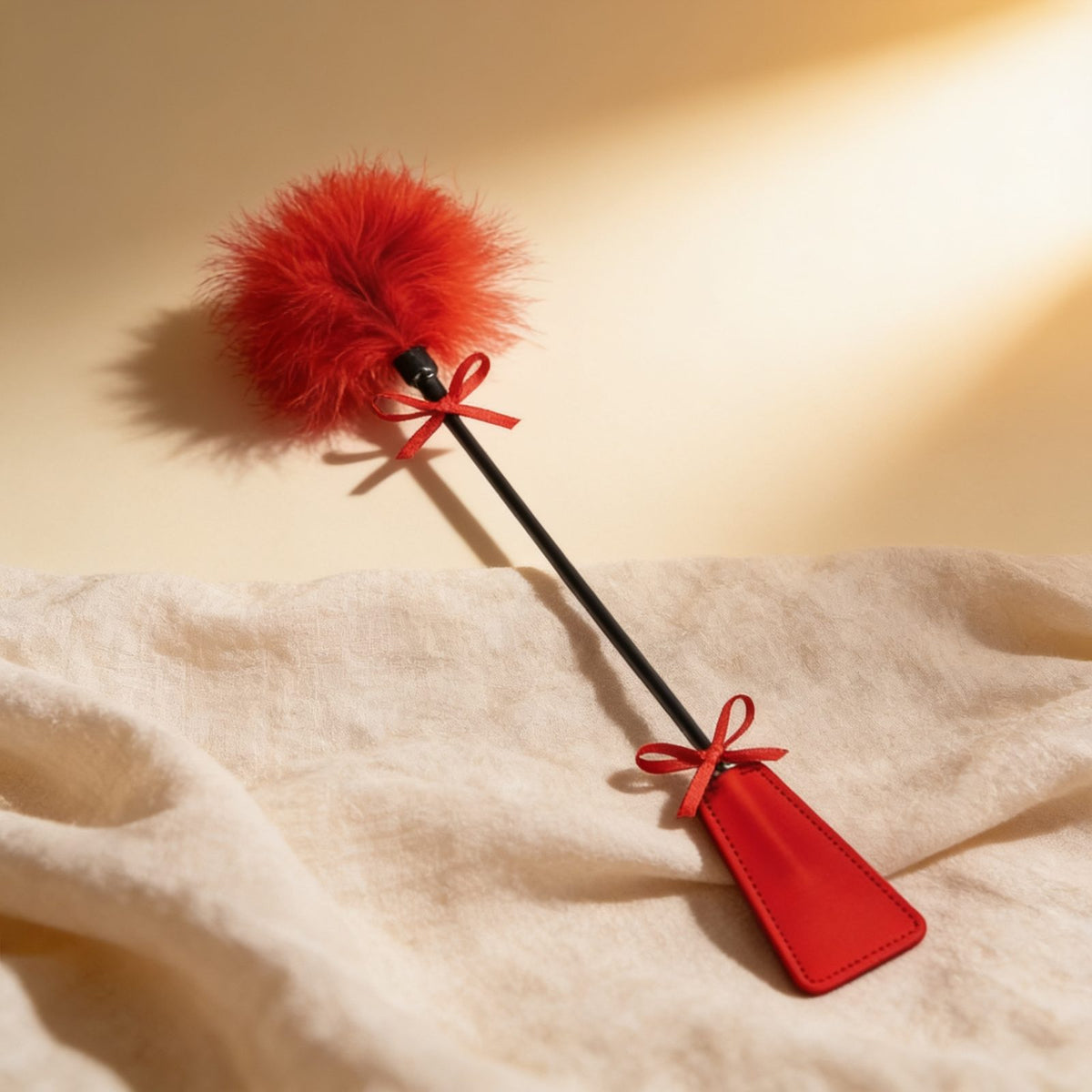 MINI PONPONS RED — photo éditoriale sur lin drapé