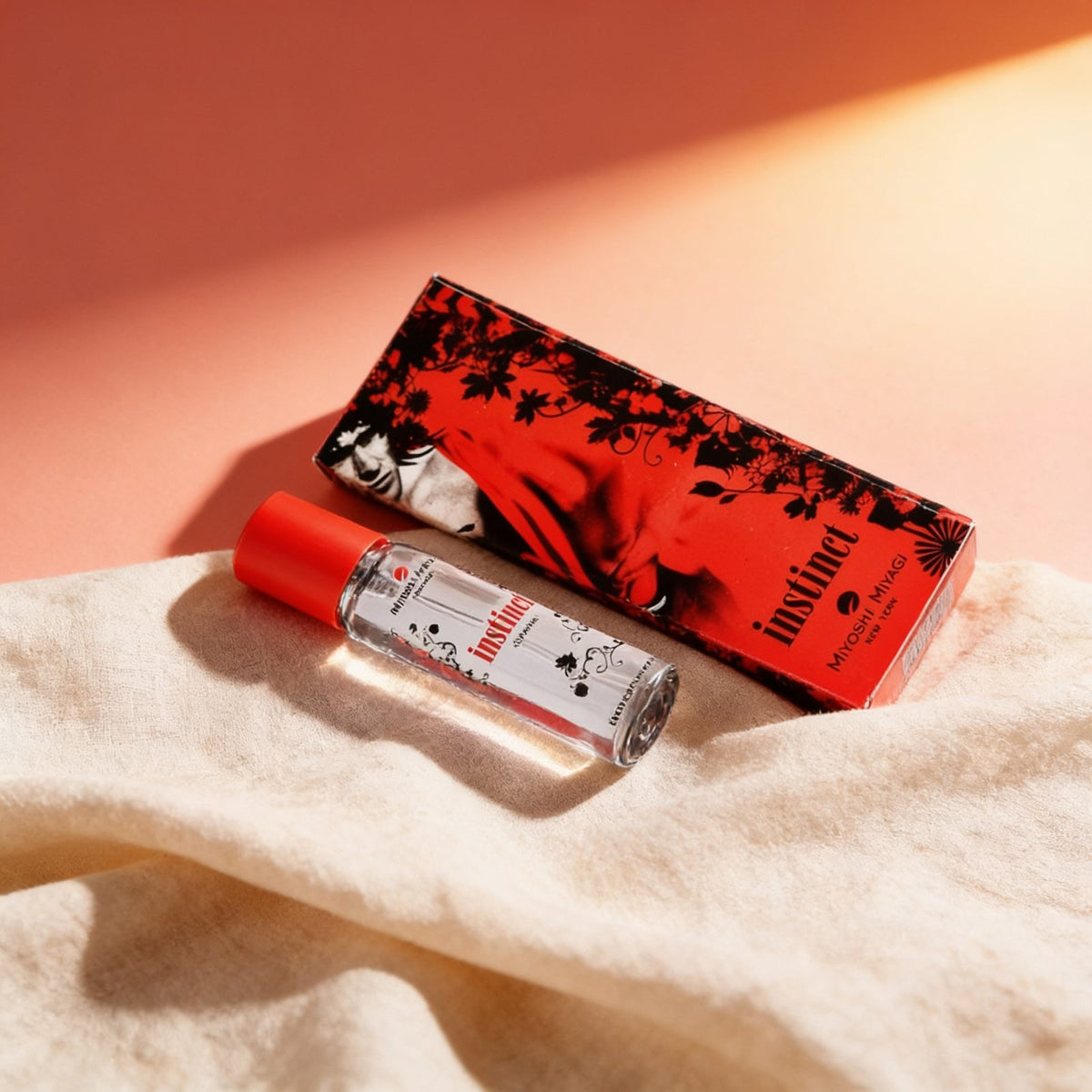 MIYOSHI MIYAGI NEW YORK INSTINCT HOMME 15 ML — photo éditoriale sur lin drapé
