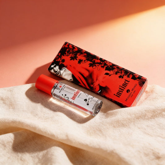 MIYOSHI MIYAGI NEW YORK INSTINCT HOMME 15 ML — photo éditoriale sur lin drapé