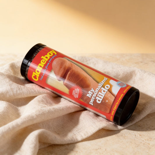 Kit de moulage Cloneboy — tube posé sur du lin drapé, lumière chaude