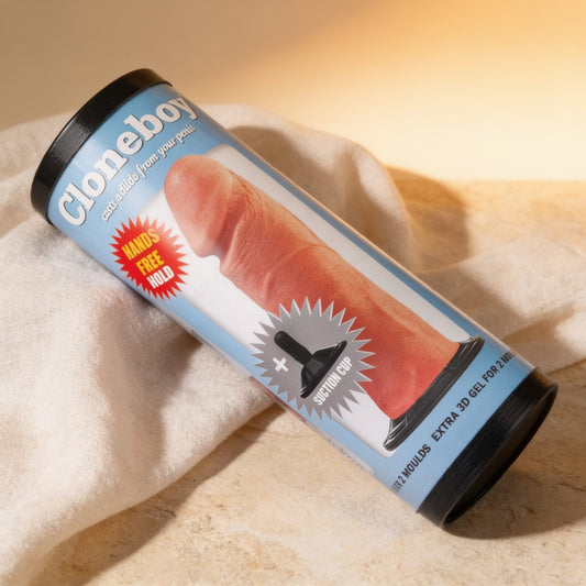 Kit de moulage pénis Cloneboy — tube posé sur du lin drapé, lumière chaude