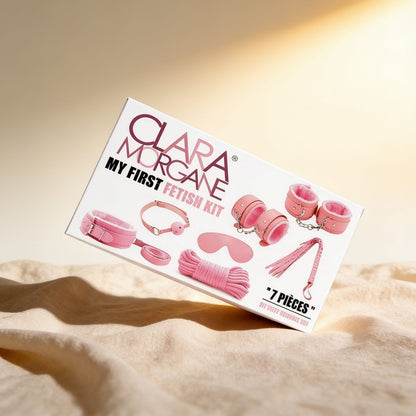 My First Fetish Kit Rose — photo éditoriale sur lin drapé