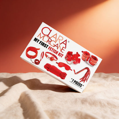 My First Fetish Kit Rouge — photo éditoriale sur lin drapé