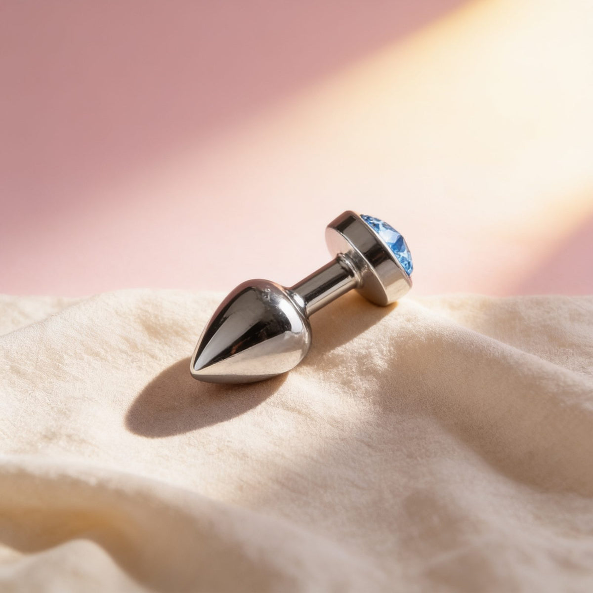 My Little Secret Plug Blue — photo éditoriale sur lin drapé