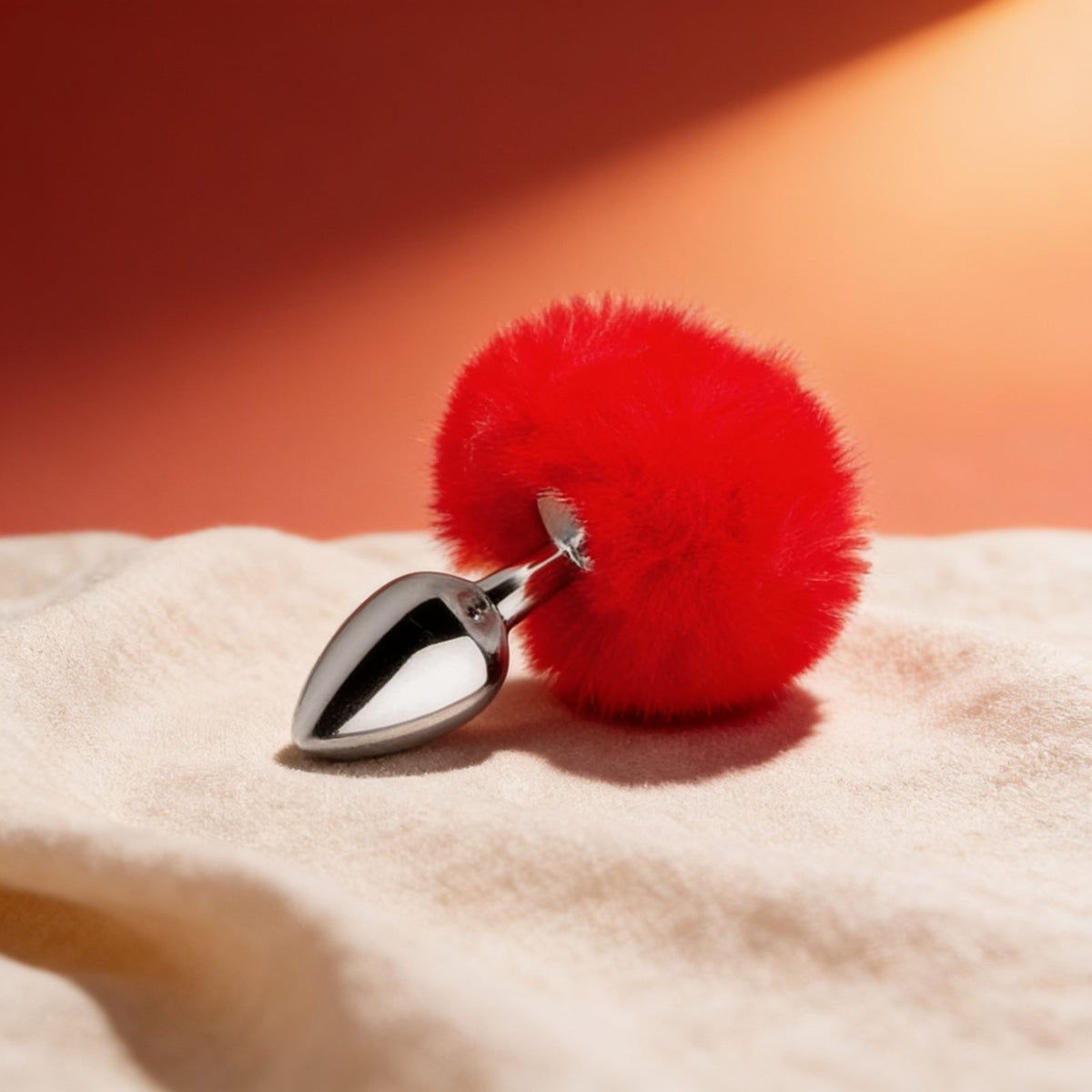 My Little Secret Pompom Plug — photo éditoriale sur lin drapé