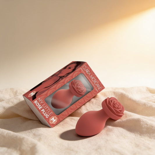 My Silicone Rose Plug — photo éditoriale sur lin drapé