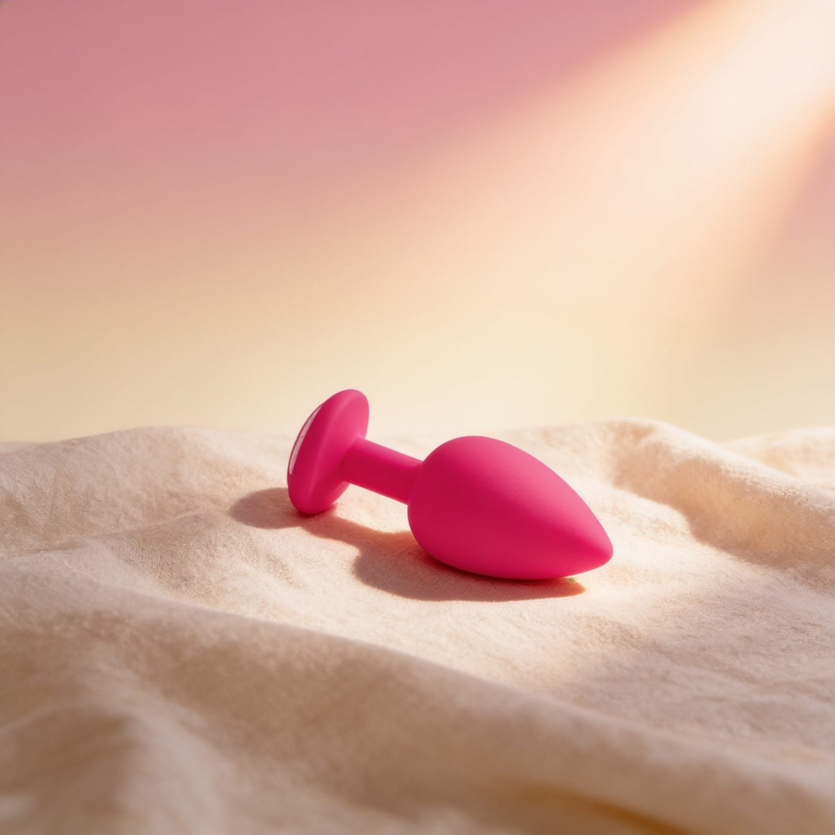 My Silicone Secret Plug Medium rose — posé sur du lin drapé, lumière chaude
