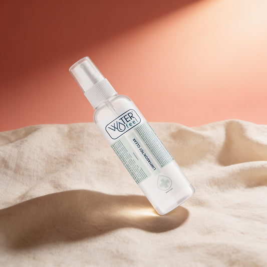 NETTOYANT POUR JOUETS STÉRILE 150 ML — photo éditoriale sur lin drapé