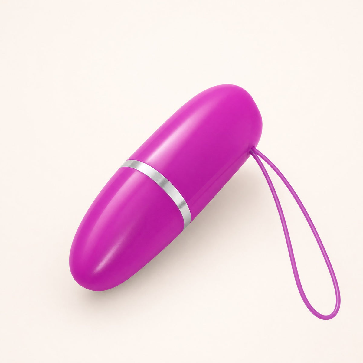 Œuf vibrant DEBBY, packshot studio crème