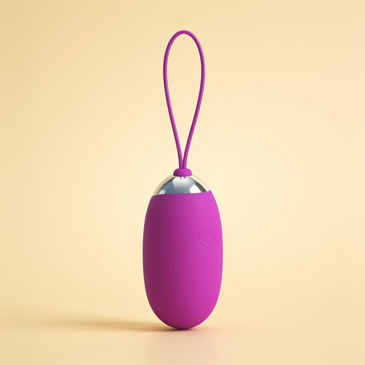 Œuf vibrant Jenny — packshot studio sur fond crème