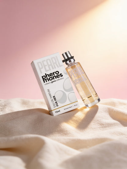 Parfum Pearl Pheromones sur silk drapé, fond blush