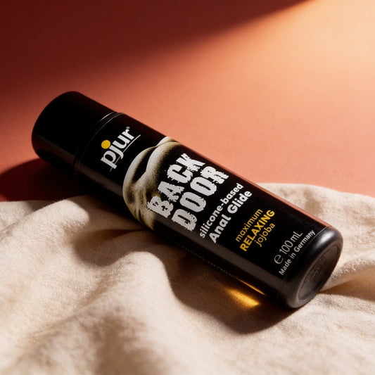 lubrifiant anal BACK DOOR BOTTLE 100ML — photo éditoriale sur lin drapé