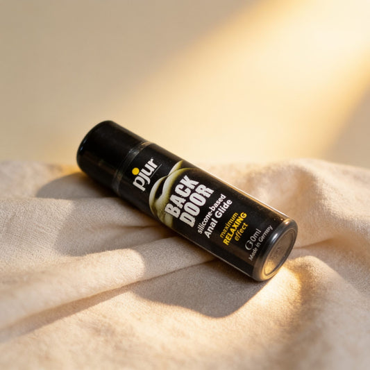 lubrifiant anal BACK DOOR BOTTLE 30ML — photo éditoriale sur lin drapé