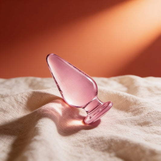 Plug anal allongé Glossy Toys 26 Pink — photo éditoriale sur lin drapé