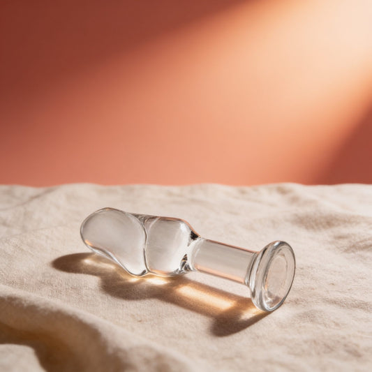 Plug anal avec gland Glossy Toys 24 Clear — photo éditoriale sur lin drapé