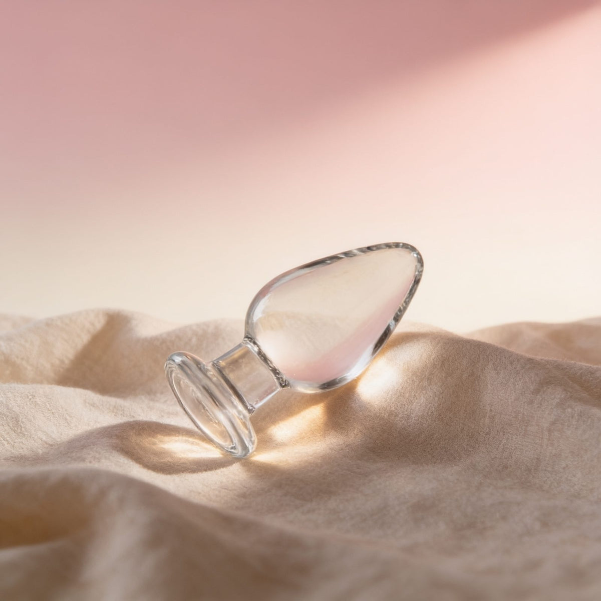 Plug anal boule large Glossy Toys 25 Clear — photo éditoriale sur lin drapé