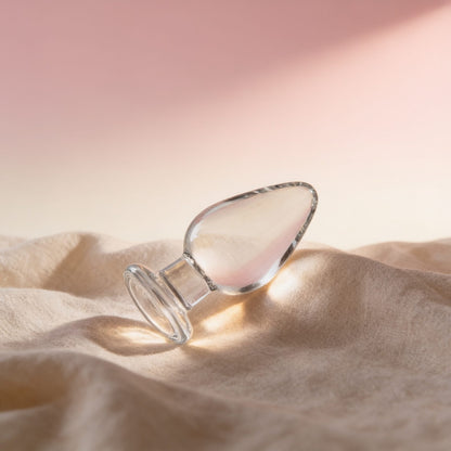 Plug anal boule large Glossy Toys 25 Clear — photo éditoriale sur lin drapé