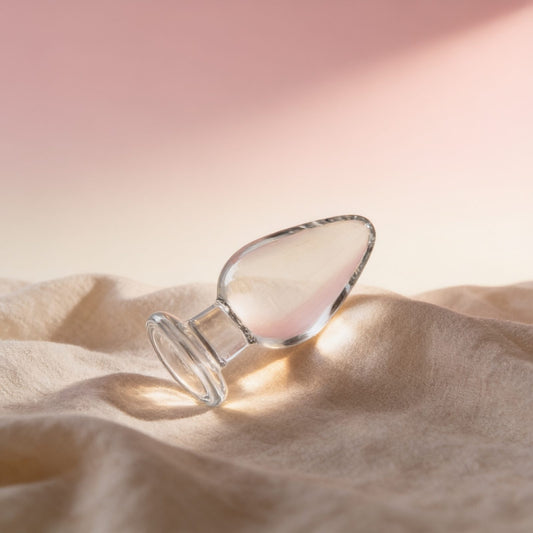 Plug anal boule large Glossy Toys 25 Clear — photo éditoriale sur lin drapé