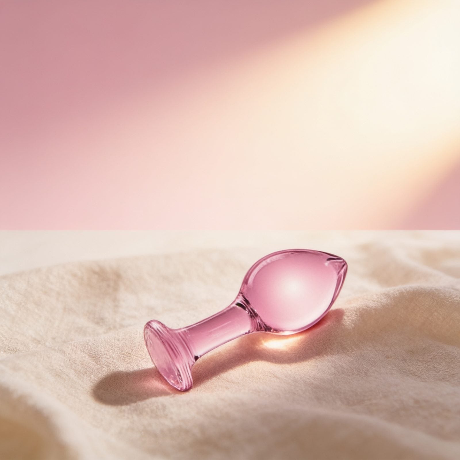 Plug anal boule large Glossy Toys 32 Pink — photo éditoriale sur lin drapé