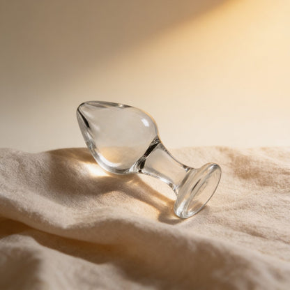 Plug anal boule pointue Glossy Toys 31 Clear — photo éditoriale sur lin drapé