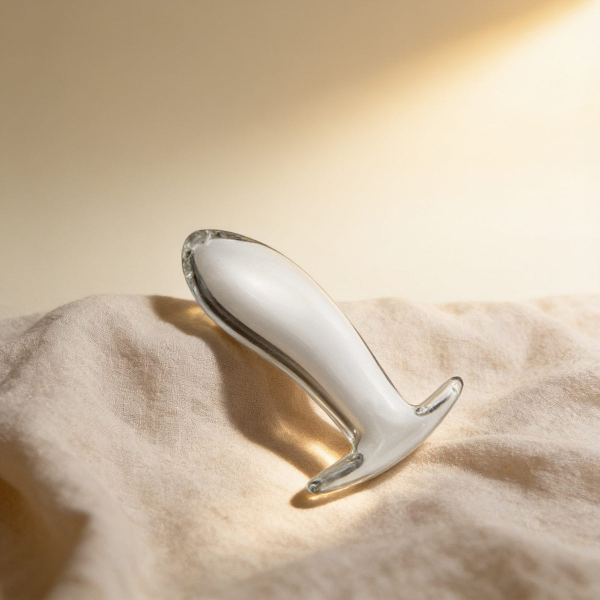 Plug anal verre Glossy Toys 20 Clear — photo éditoriale sur lin drapé