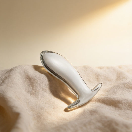 Plug anal verre Glossy Toys 20 Clear — photo éditoriale sur lin drapé