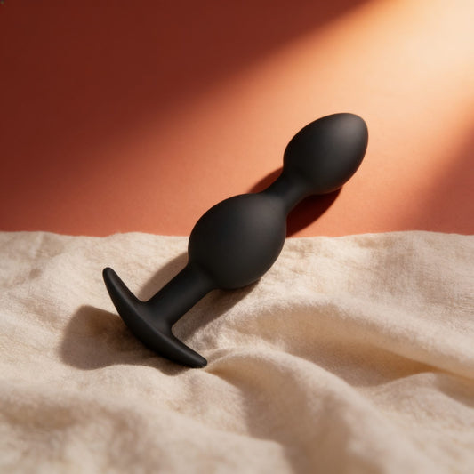 Plug avec billes Pretty Love Special Anal 4.92P — photo éditoriale sur lin drapé