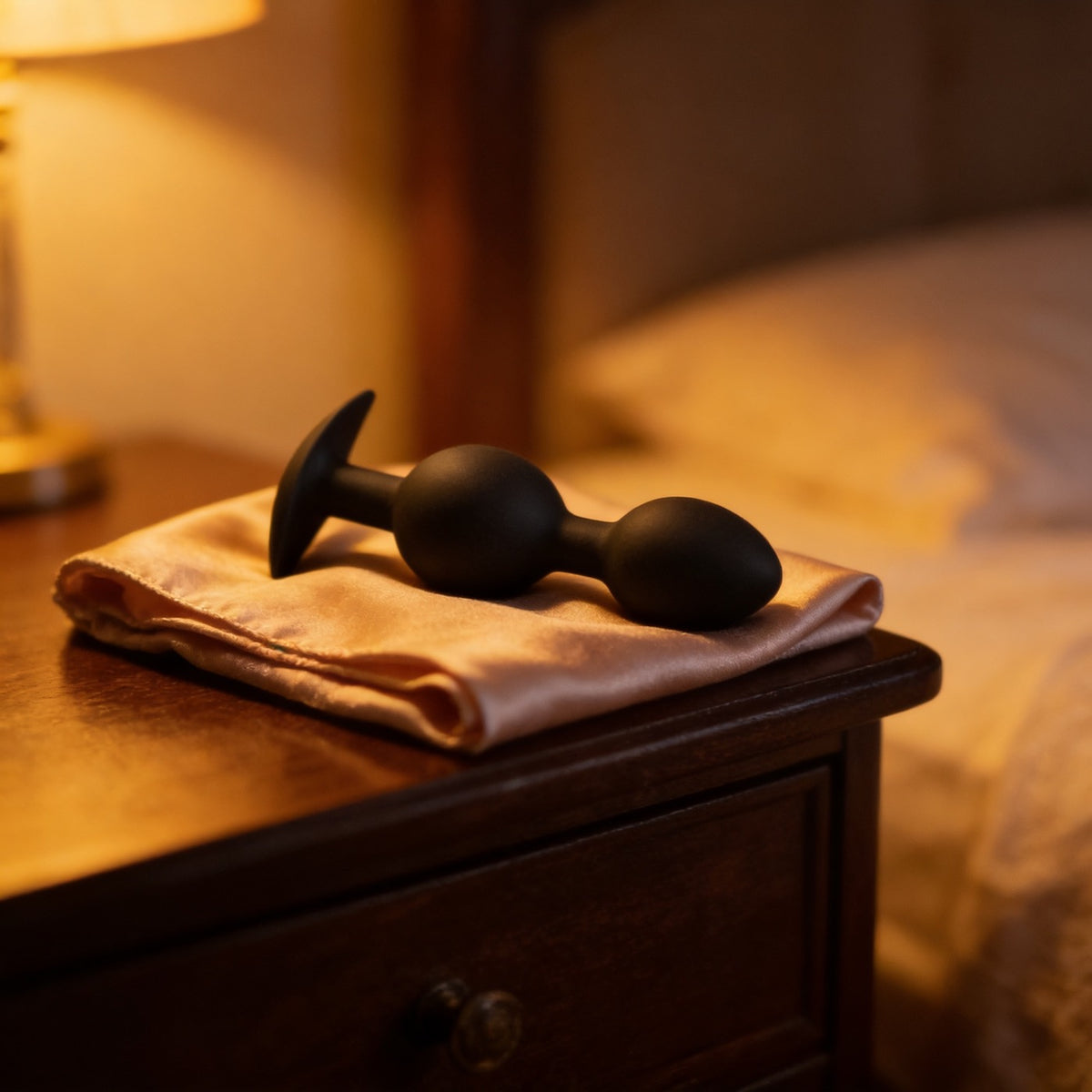 Plug à billes sur une étoffe de soie, lumière chaude
