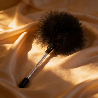PLUMEAU CARESSE BLACK — mise en situation