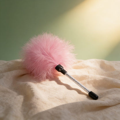 PLUMEAU CARESSE PINK — photo éditoriale sur lin drapé