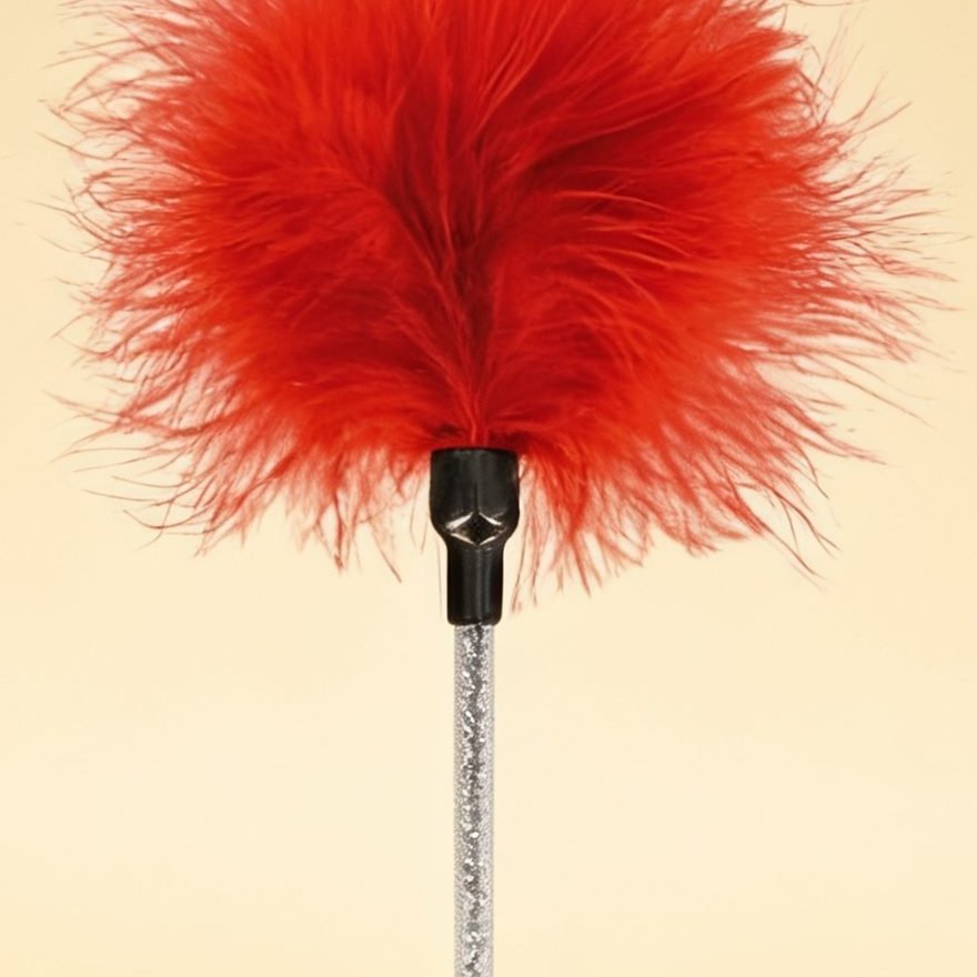 PLUMEAU CARESSE RED — gros plan