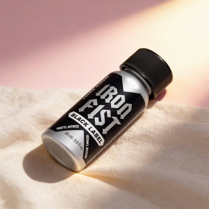poppers Iron. fist black label 24 ml — photo éditoriale sur lin drapé