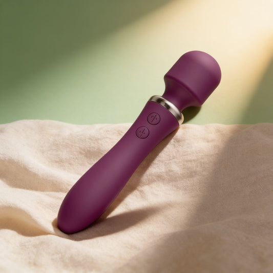 vibromasseur Powerful Wand Bordeaux — photo éditoriale sur lin drapé