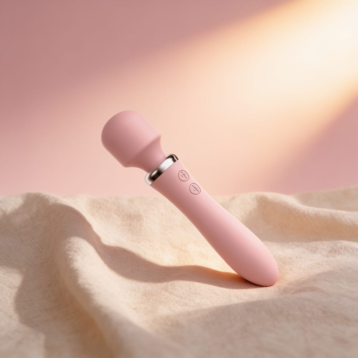Vibromasseur Powerful Wand rose — posé sur du lin drapé, lumière chaude éditoriale