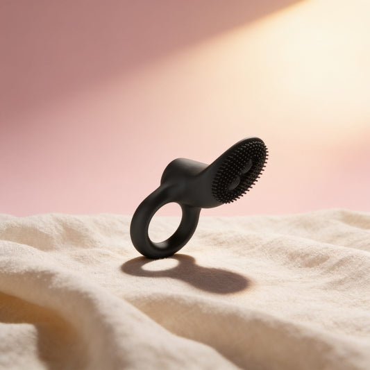 anneau vibrateur COBRA BLACK — photo éditoriale sur lin drapé