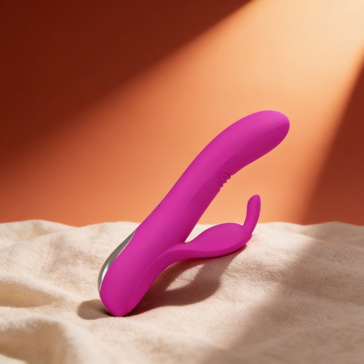 vibromasseur DYLAN PURPLE — photo éditoriale sur lin drapé