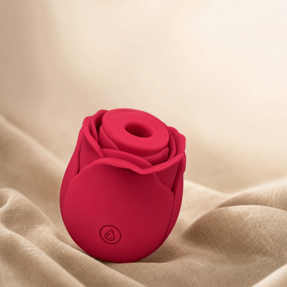 Stimulateur Rose Air Wave rouge sur du lin, fond ivoire
